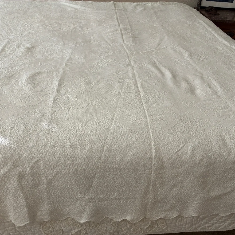 Antique Matelasse Peony Design Bedspread/Coverlet Full